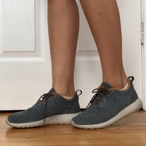 Nike roshe run suede “dark armory blue/gold sand”